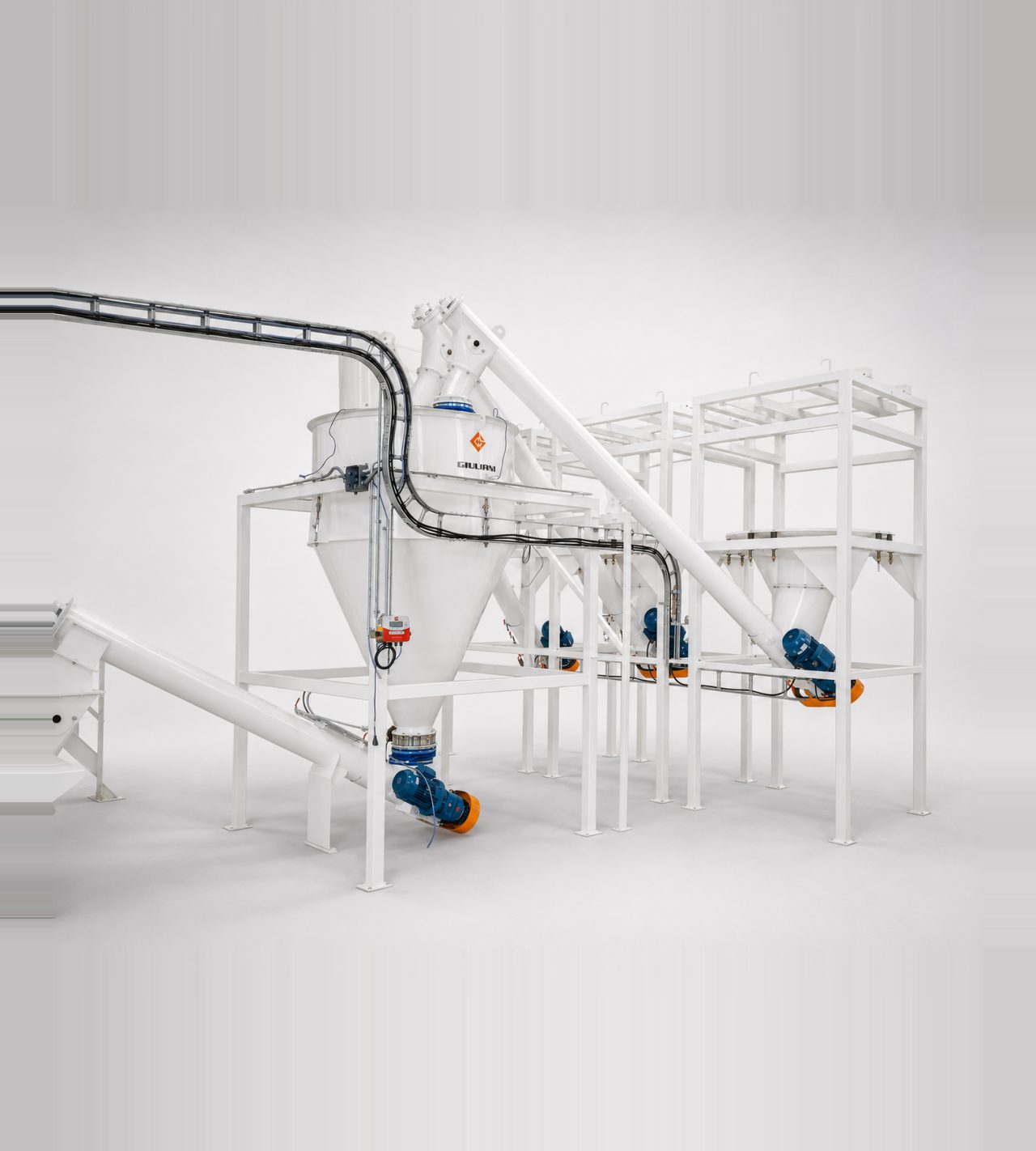 Raw material batching system: hoppers, conveyors and scale on a compound feed line