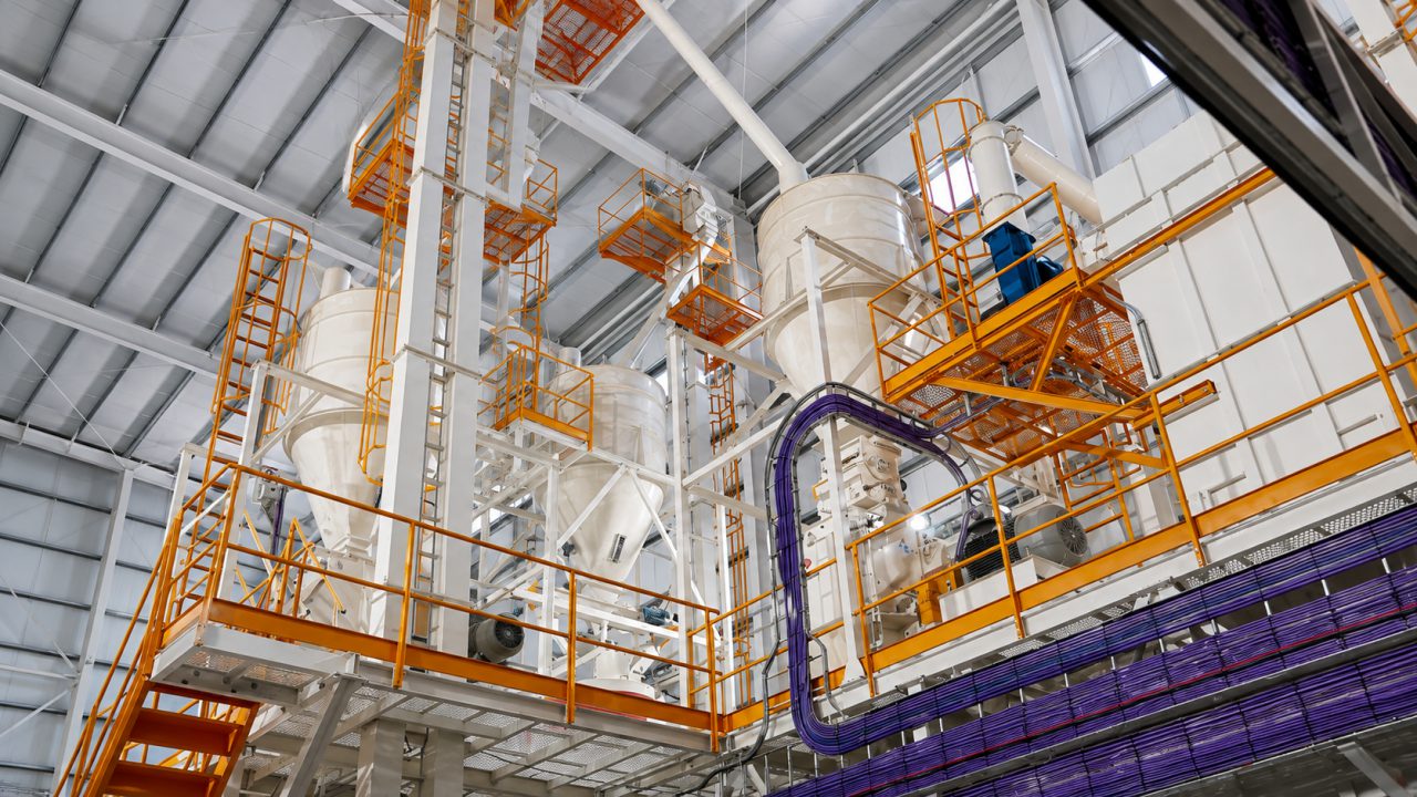 Linha de produção de ração para aquicultura, com torre de processo e transporte pneumático