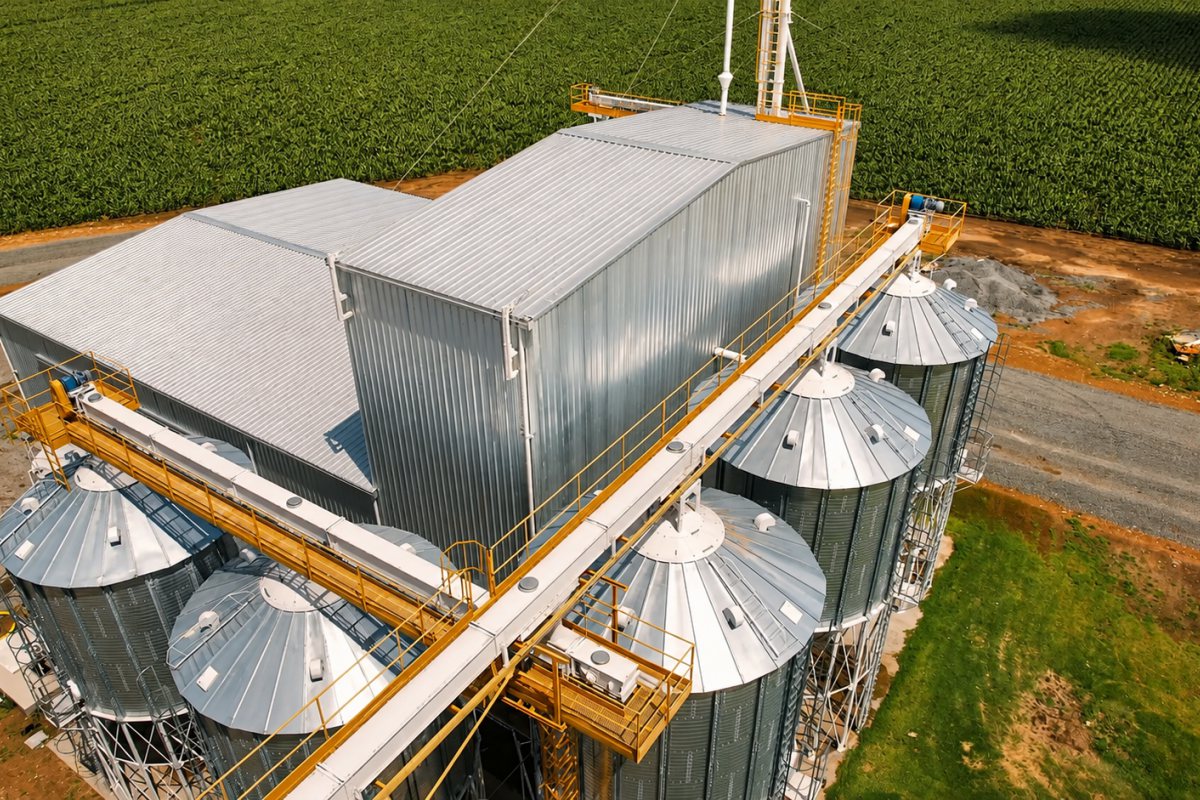 Vista aérea da fábrica da La Lucía, com silos de armazenagem e galpão de processo